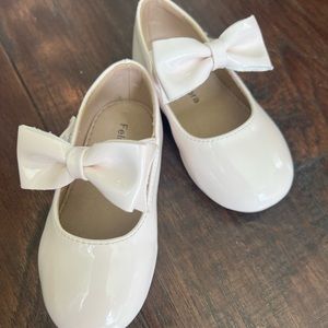 Patent leather girls shoe - size 6
